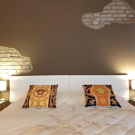 Forumguesthouse Center Parking بارما المظهر الخارجي الصورة